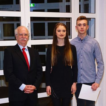 Prof. Dr. Georg Terlecki überreicht Förderpreis an Anna Merk & Brisko Reichenbach
