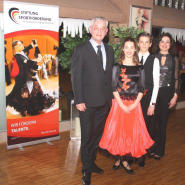 Übergabe in Bad Kreuznach: von links: Peter Esmann, Alina Maxima Fleischmann, Malte-Tibor Spiekermann und Kirsten Geisler